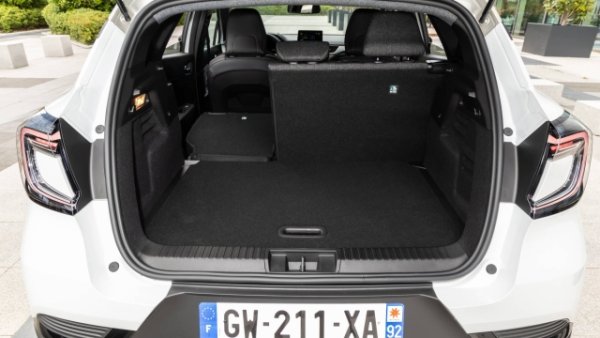 Размерите на този французин показват дължина 423 см, ширина 180 см, височина 158 см и междуосие 264 см. Стойностите, свързани с багажника, са отлични: 484 литра като стандарт, които стават 616 литра, когато плъзгащата се седалка е преместен напред. И 1596, когато разделената задна облегалка е сгъната надолу, почти идеално подравнена с товарния под. Ценовата листа започва от 42290 лева за бензиновия вариант и от 60 990 лева за хибрида.